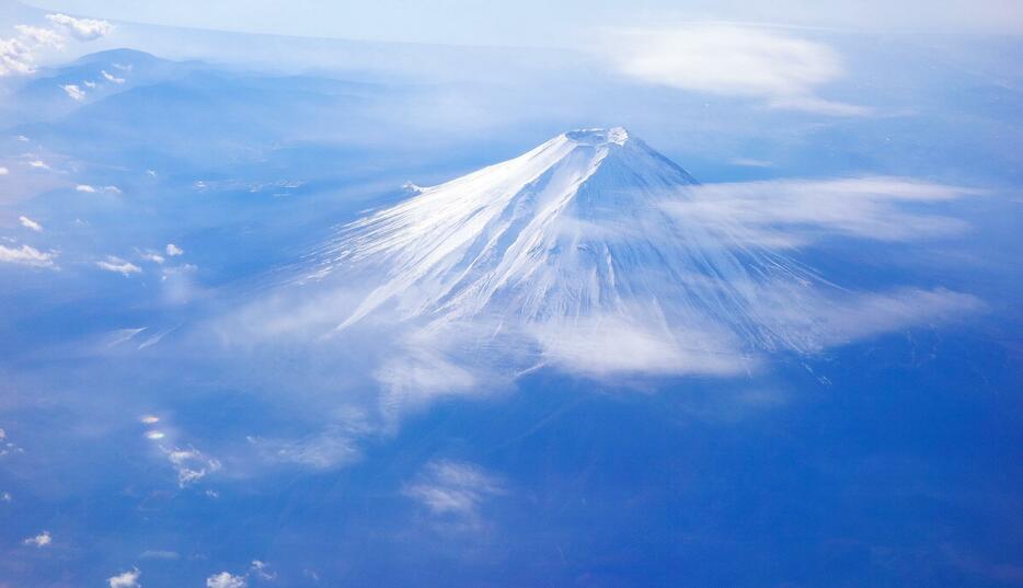 上空から見た富士山。過去に何度も噴火を繰り返している活火山でもある（写真：アフロ）