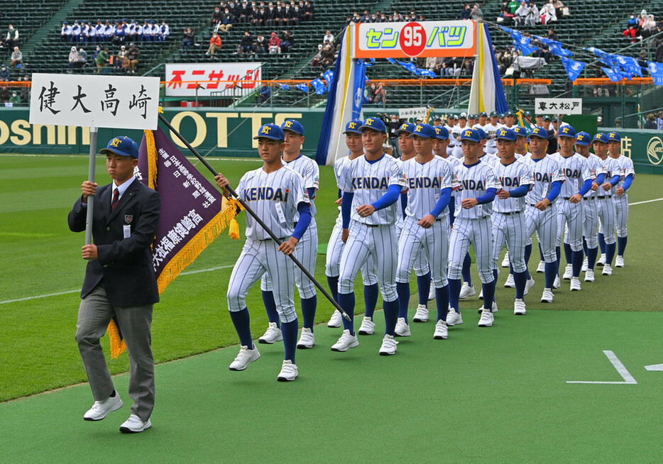 入場行進する健大高崎の選手たち＝阪神甲子園球場で２０２３年３月１８日、前田梨里子撮影