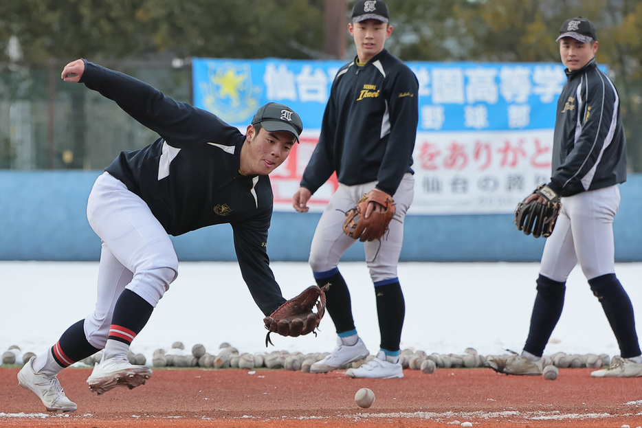 ノックをうける仙台育英の選手たち＝宮城県多賀城市で２０２３年１月２８日、和田大典撮影