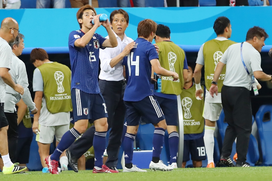 指揮したロシアW杯、決勝トーナメント1回戦のベルギー戦では乾貴士（右）の追加点で2点をリードしたが（写真：長田洋平／アフロスポーツ）