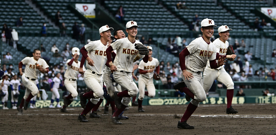 【履正社―高知】履正社を破り、アルプス席の応援団へあいさつに向かう高知の選手たち＝阪神甲子園球場で２０２３年３月２４日、藤井達也撮影