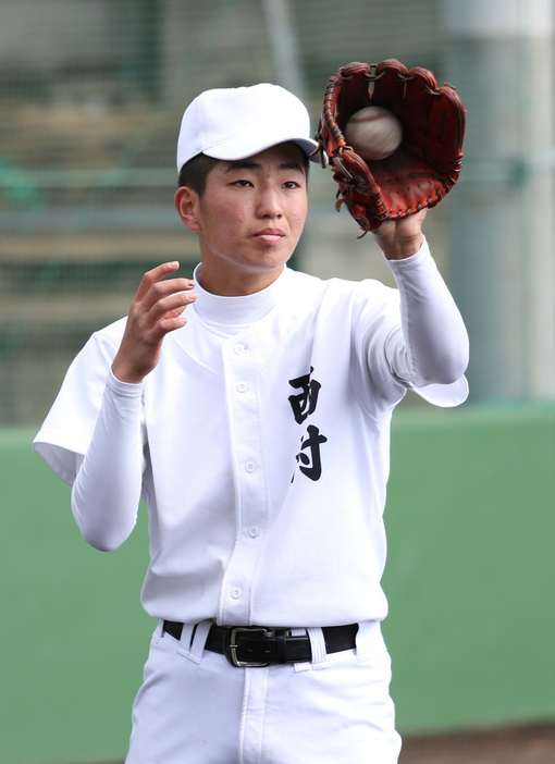 報徳学園の西村大和選手（１年）＝兵庫県西宮市の報徳学園グラウンドで、大野航太郎撮影