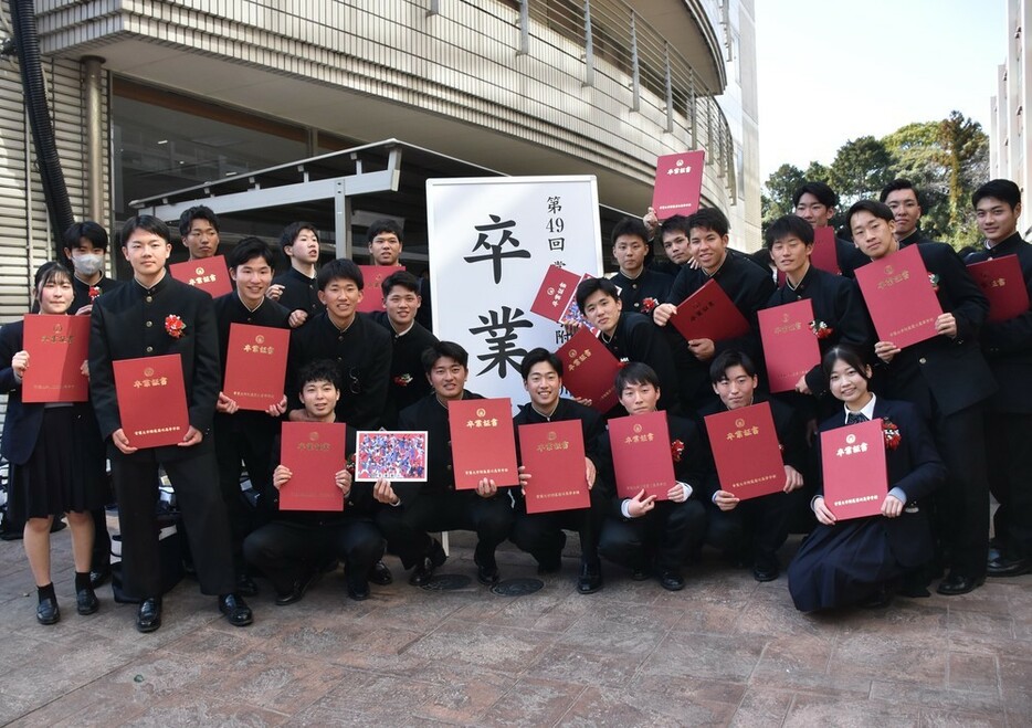 卒業式で記念撮影に収まる常葉大菊川高校野球部の３年生たち＝静岡県菊川市の同校で２０２３年３月２日、皆川真仁撮影