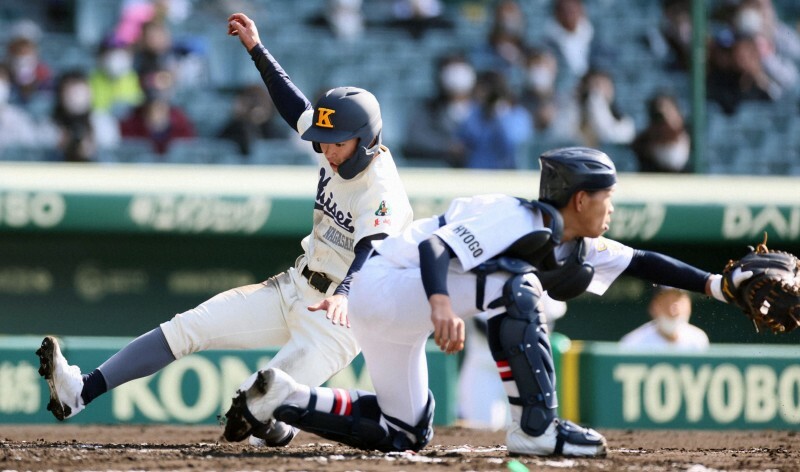 【海星－社】一回表海星1死三塁、永田の左飛で田中が生還（捕手・西垣）＝阪神甲子園球場で2023年3月20日、中川祐一撮影