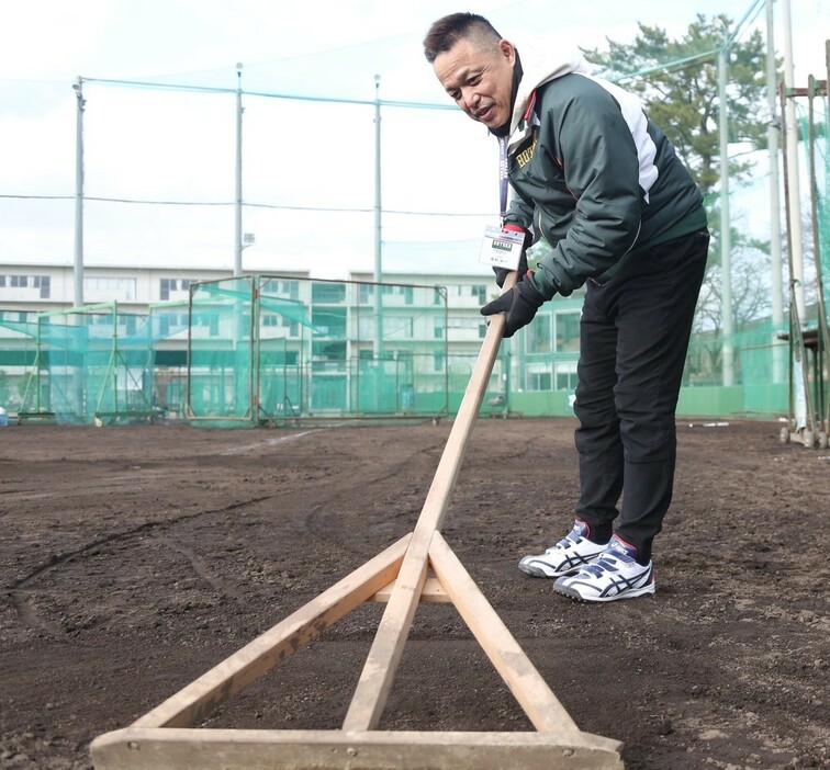 手作りしたトンボを握る報徳学園ＯＢの藤野敏行さん＝兵庫県西宮市の報徳学園グラウンドで、大野航太郎撮影