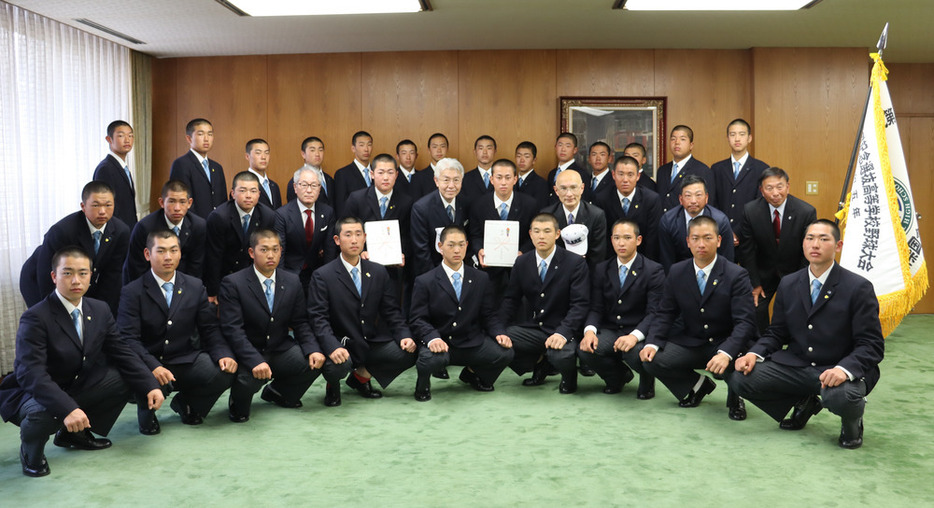 道庁を表敬訪問し、記念写真を撮るクラーク記念国際野球部＝札幌市中央区で２０２３年３月７日、金将来撮影