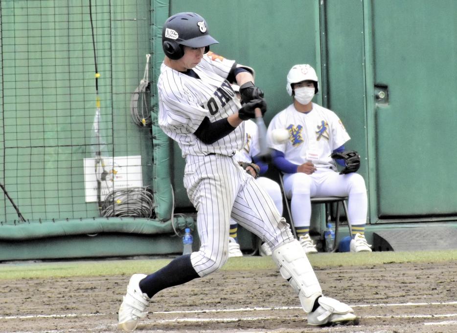 秋季東北地区大会準決勝で2点本塁打を放つ金子和志＝山形県中山町の荘内銀行・日新製薬スタジアムやまがたで2022年10月14日午前11時37分