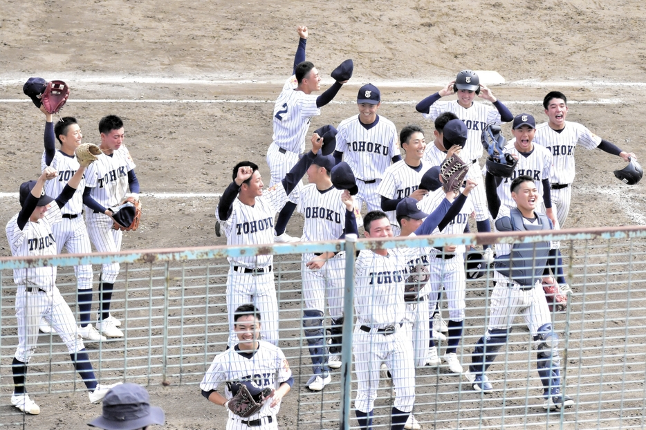 試合に勝利し、喜びを爆発させる東北の選手たち＝山形県中山町の荘内銀行・日新製薬スタジアムやまがたで2022年10月14日午前11時59分