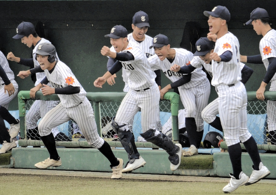 秋季東北地区大会で逆転で準決勝進出を決めベンチから飛び出す東北の選手たち＝山形県中山町の荘内銀行・日新製薬スタジアムやまがたで2022年10月13日