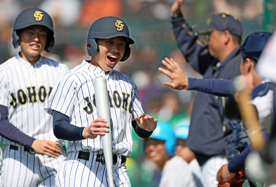 【東邦―鳥取城北】六回裏鳥取城北２死満塁、原田の内野ゴロが失策となり、三塁から山戸（中央）が生還＝兵庫県西宮市の阪神甲子園球場で、中川祐一撮影