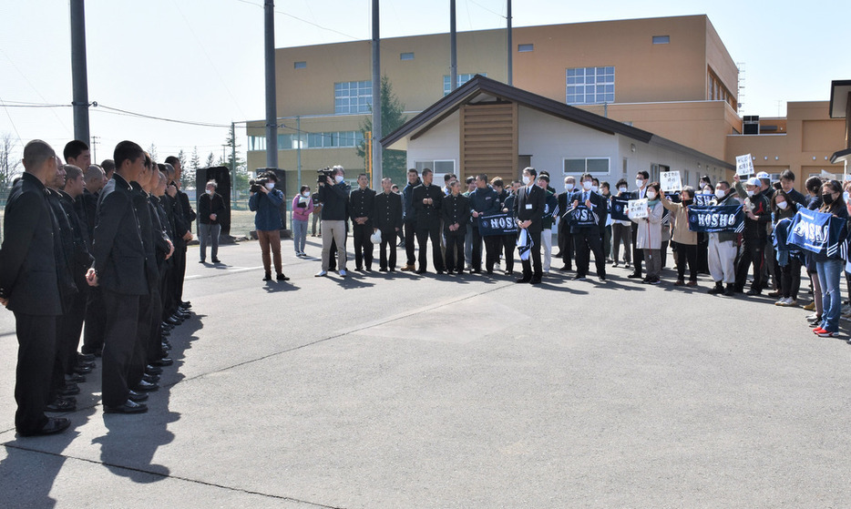 保護者や地域住民らに見送られる能代松陽の選手ら（左）＝秋田県能代市で２０２３年３月１５日、猪森万里夏撮影