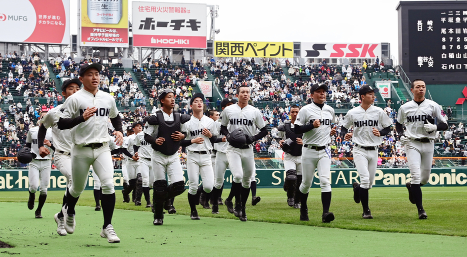 【長崎日大―龍谷大平安】龍谷大平安に敗れグラウンドを去る長崎日大の選手たち＝平川義之撮影