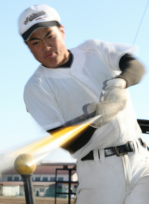 打撃では長打力と勝負強さを兼ね備えた石橋の入江祥太選手＝栃木県下野市で2023年2月5日、小出洋平撮影