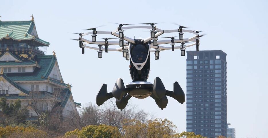 大阪城をバックに宙を舞う空飛ぶクルマ