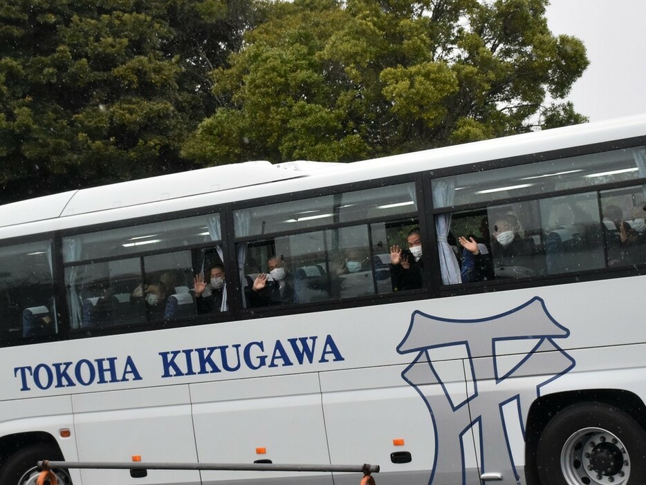 バスで出発する常葉大菊川ナイン＝同校野球場で２０２３年３月１３日、皆川真仁撮影