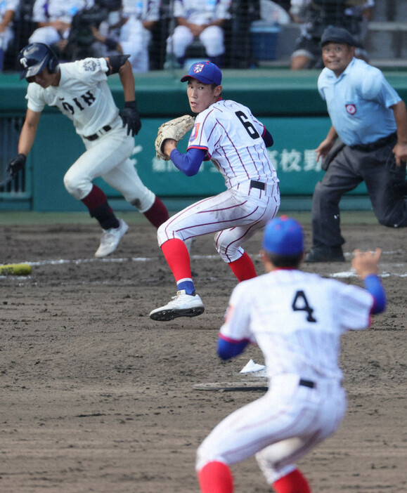 【下関国際5－4大阪桐蔭】七回裏大阪桐蔭無死一、二塁、大前の飛球を捕球し二塁へ送球する下関国際の仲井（中央）。走者が飛び出して戻れず三重殺が成立＝阪神甲子園球場で2022年8月18日、中川祐一撮影