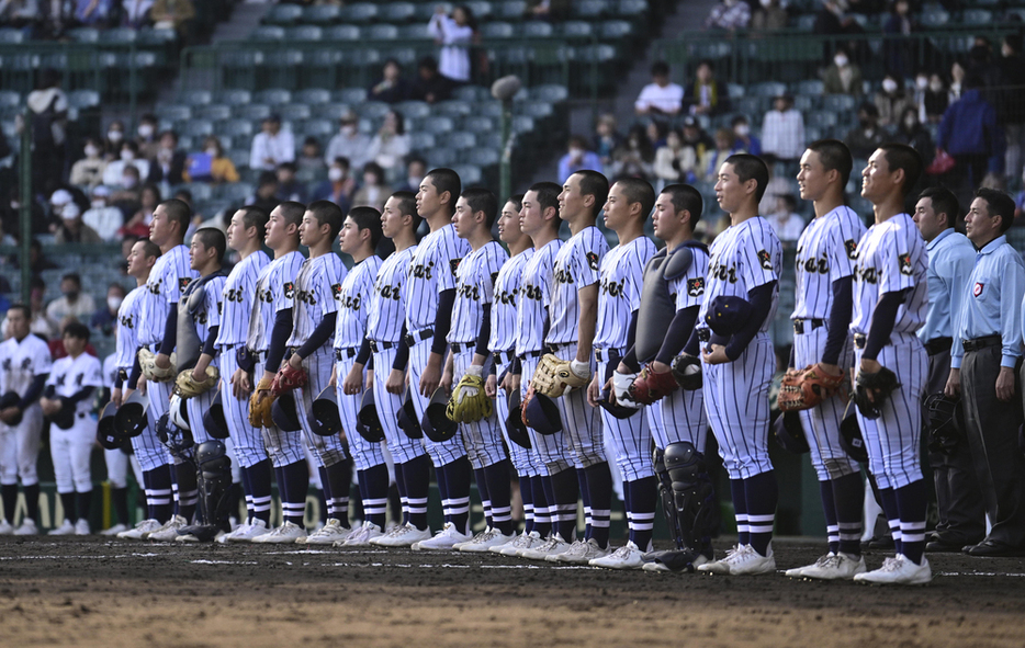 【城東―東海大菅生】城東に勝利し校歌を歌う東海大菅生の選手たち＝阪神甲子園球場で2023年3月22日、藤井達也撮影