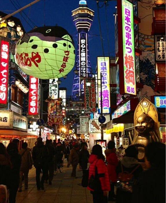 ［写真］南側からみた通天閣。南側は人通りが多い＝2013年1月、大阪市浪速区で