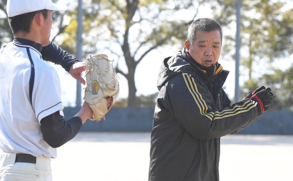 光の選手に助言する田上さん（右）＝上入来尚撮影