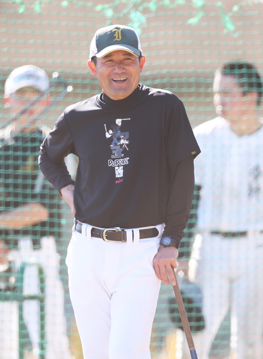 選手に指示を出す福田博之監督＝栃木県下野市で２０２３年２月５日、小出洋平撮影