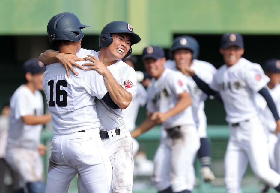 九州大会の海星戦でサヨナラ勝ちし、喜ぶ沖縄尚学の選手たち＝沖縄市のコザしんきんスタジアムで2022年10月28日