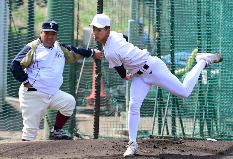 投球練習する大阪桐蔭の前田と練習を見つめる西谷浩一監督＝大阪桐蔭野球部グラウンドで2023年3月30日、平川義之撮影