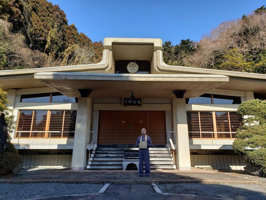 保福寺と住職の八巻英成さん（提供写真）