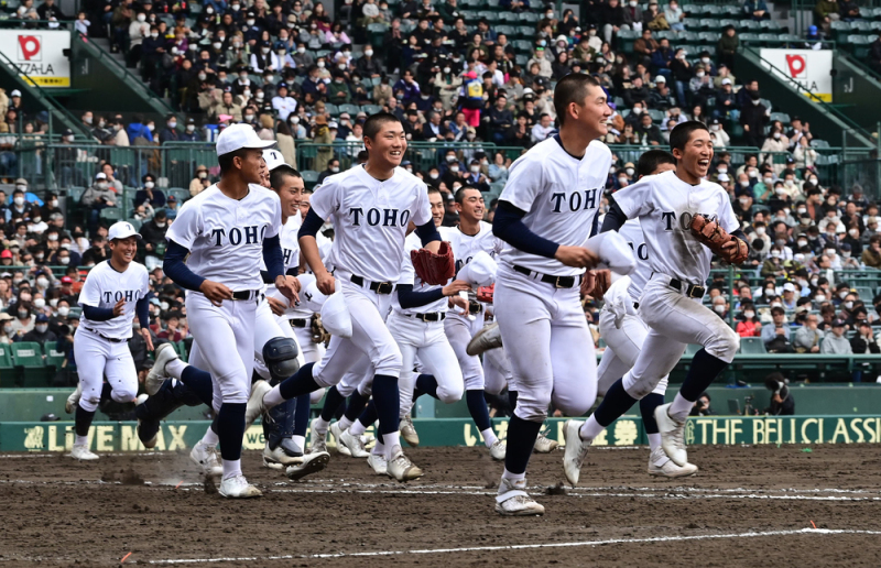 【東邦―高松商】高松商を破り、アルプス席の応援団へあいさつに向かう東邦の選手たち＝阪神甲子園球場で２０２３年３月２５日、平川義之撮影