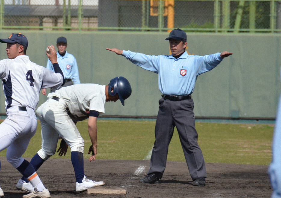 審判委員研修会でセーフのジェスチャーをする審判員＝兵庫県西宮市で2023年3月11日午後1時44分、大東祐紀撮影