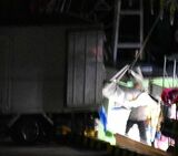 下北半島の無人漁港で暗闇の中、漁船からマグロとみられる大きな魚体がトラックに運び込まれた＝2021年11月（写真の一部を加工しています）
