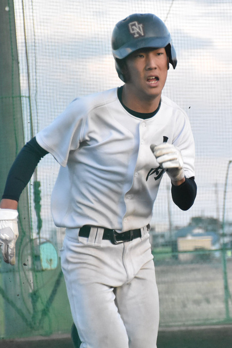 大垣日大の山内伊織外野手（１年）＝岐阜県神戸町のグラウンドで２０２３年２月４日、黒詰拓也撮影