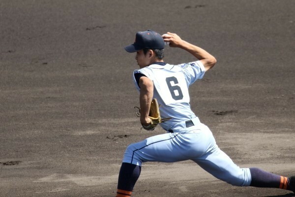 甲子園のマウンドで投球する平澤津虎揮さん（当時高校３年）＝平澤津さん提供