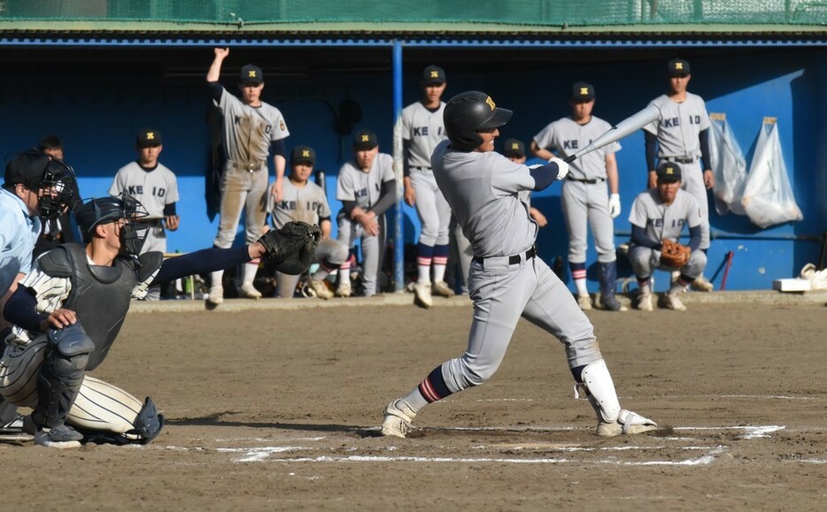 六回裏、本塁打を放った清原勝児＝相模原市南区の東海大相模高で２０２３年３月１１日、田中綾乃撮影