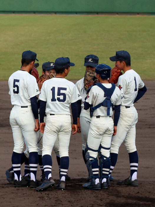 中国地区大会で失点直後に伝令を受け、マウンドに集まる内野陣＝広島県尾道市のぶんちゃんしまなみ球場で2022年11月6日