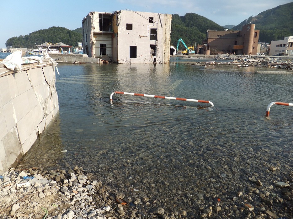 2011年7月の女川町中心部。地盤沈下と高い潮位で道路が海に沈んでいた（写真：森健）