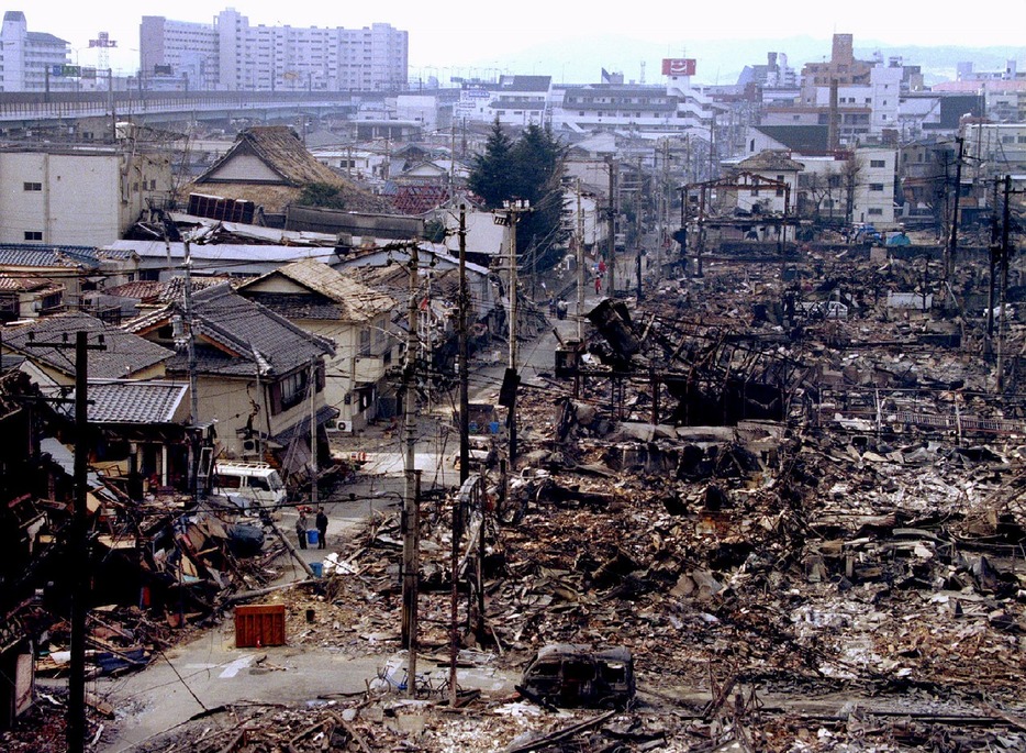 1995年1月に起きた阪神淡路大震災（ロイター/アフロ）