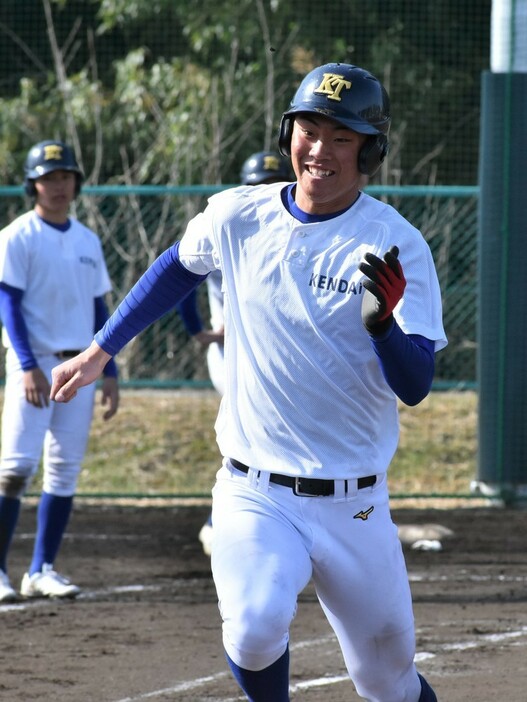 森柊太外野手（２年）＝群馬県高崎市中大類町で２０２３年２月１８日、西本龍太朗撮影