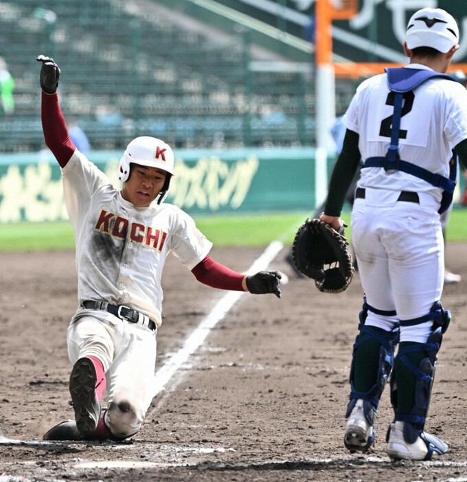 【高知－専大松戸】三回表高知1死三塁、高塚の内野ゴロの間に三塁走者・高木が生還（捕手・吉田）＝阪神甲子園球場で2023年3月27日、平川義之撮影