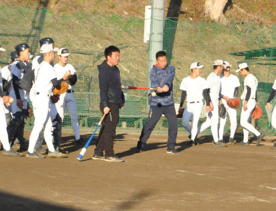 右打ちと左打ちのノッカーが交互に打つ敦賀気比高校のノック＝福井県敦賀市の敦賀気比高校グラウンドで、高橋隆輔撮影