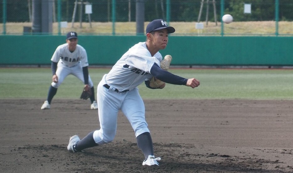 今シーズン初の練習試合で力投する龍谷大平安の桑江＝京都市伏見区で２０２３年３月４日午前１０時３４分、矢倉健次撮影