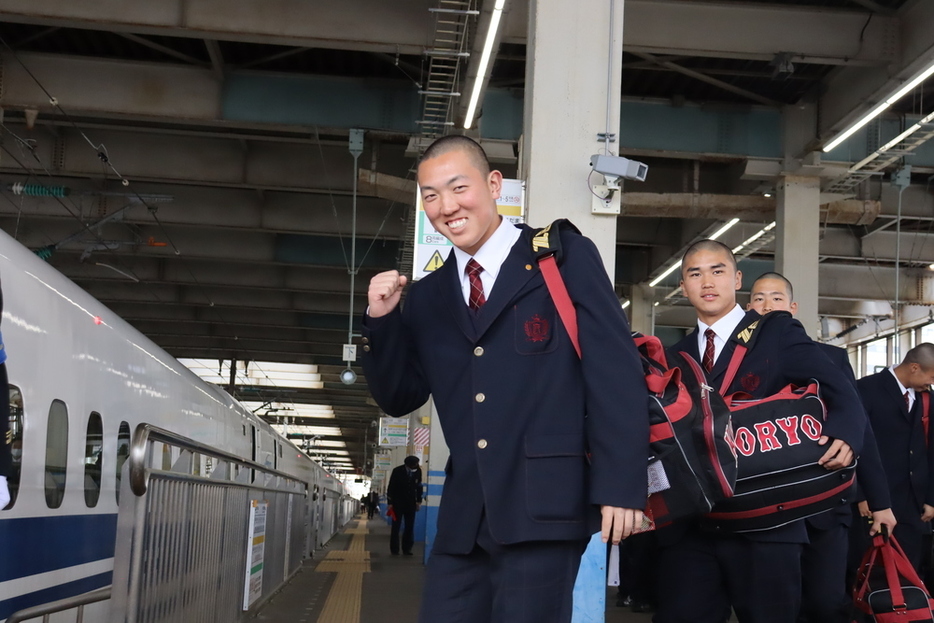 ガッツポーズをして新幹線に乗り込む広陵の選手たち＝ＪＲ広島駅で、安徳祐撮影