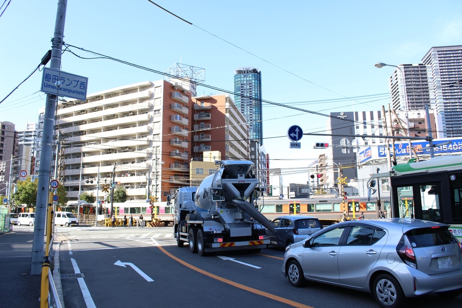 ［写真］昨年12月1日に撮影したJR東海道線支線の踏切＝16日午前、大阪市北区で