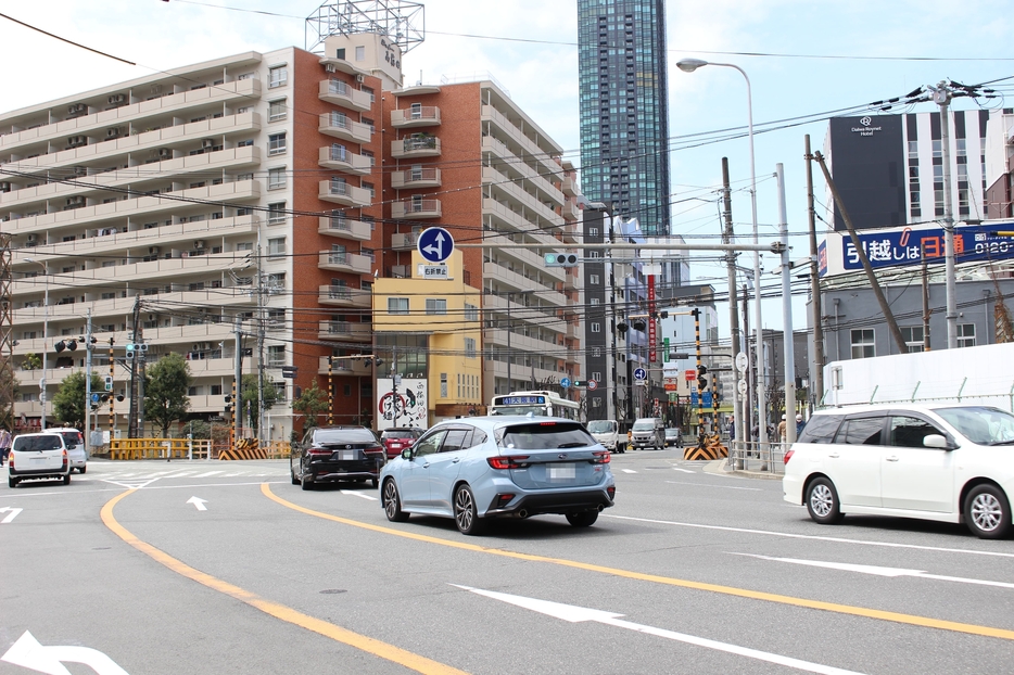 ［写真］梅田ランプ西交差点付近にあったJR東海道線支線の踏切跡。同支線の地下化によって役割を終えた＝16日午前、大阪市北区で