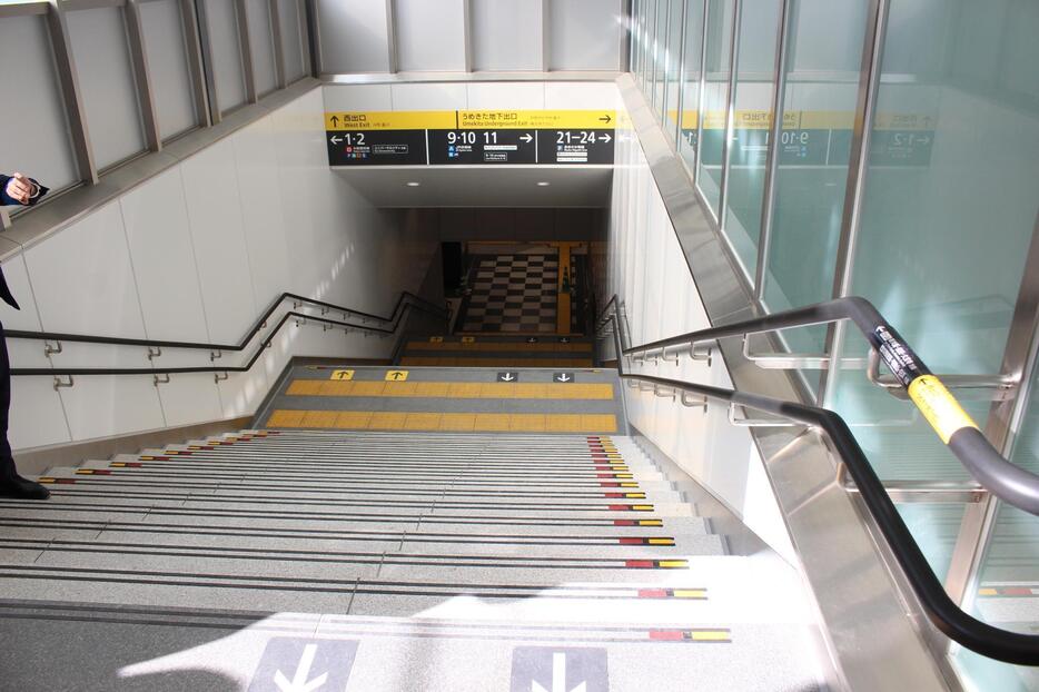 ［写真］既存の大阪駅ホームの西端。西口付近と行き来するための階段＝16日午前、大阪市北区で