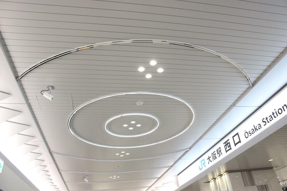 ［写真］西口改札外の天井。水の波紋をイメージ＝16日午前、大阪市北区で