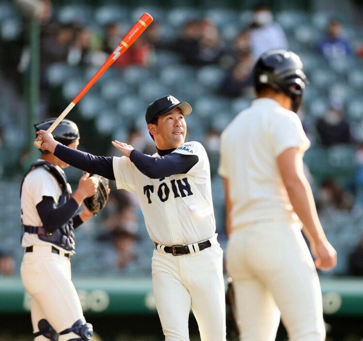 【能代松陽－大阪桐蔭】試合前にノックをする大阪桐蔭の橋本翔太郎コーチ（中央）＝阪神甲子園球場で2023年3月28日、中川祐一撮影