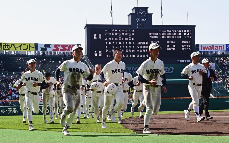 【能代松陽―大阪桐蔭】大阪桐蔭に敗れ、グラウンドを後にする能代松陽の選手たち＝阪神甲子園球場で２０２３年３月２８日、平川義之撮影