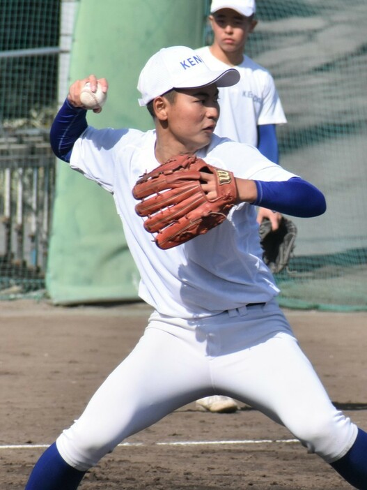 多田結祐投手（２年）＝群馬県高崎市中大類町で２０２３年２月１８日、西本龍太朗撮影