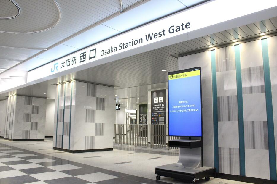 ［写真］公開された大阪駅西口。柱の市松模様は大阪の町割りを、水色のラインは水路をイメージ＝16日、大阪市北区