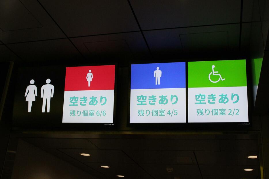 ［写真］トイレ入り口のサイネージなどに空き状況を表示している＝16日、大阪市北区で